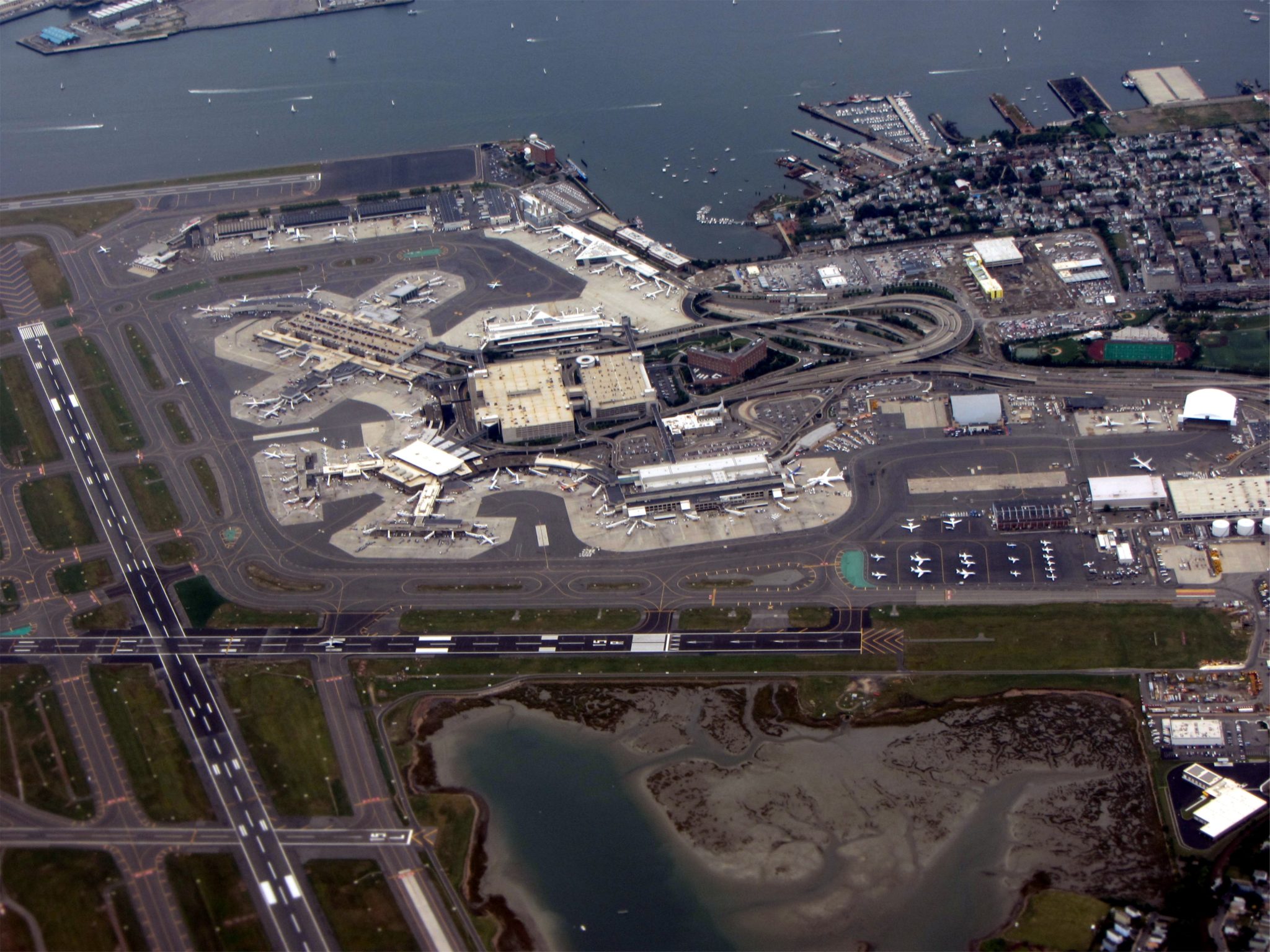 Boston Logan Airport Silver Line - ila1uxv
